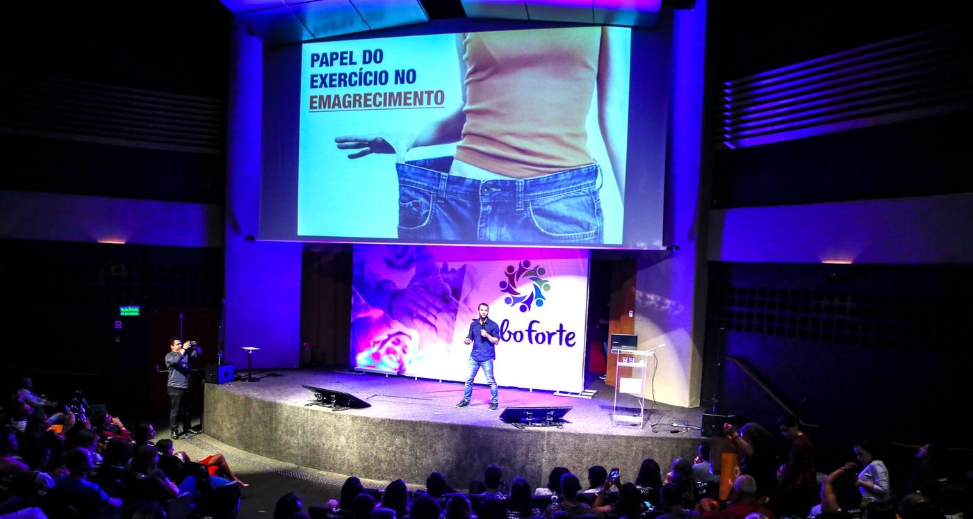 Rafa Lund apresentando a palestra Papel do Exercício no Emagrecimento