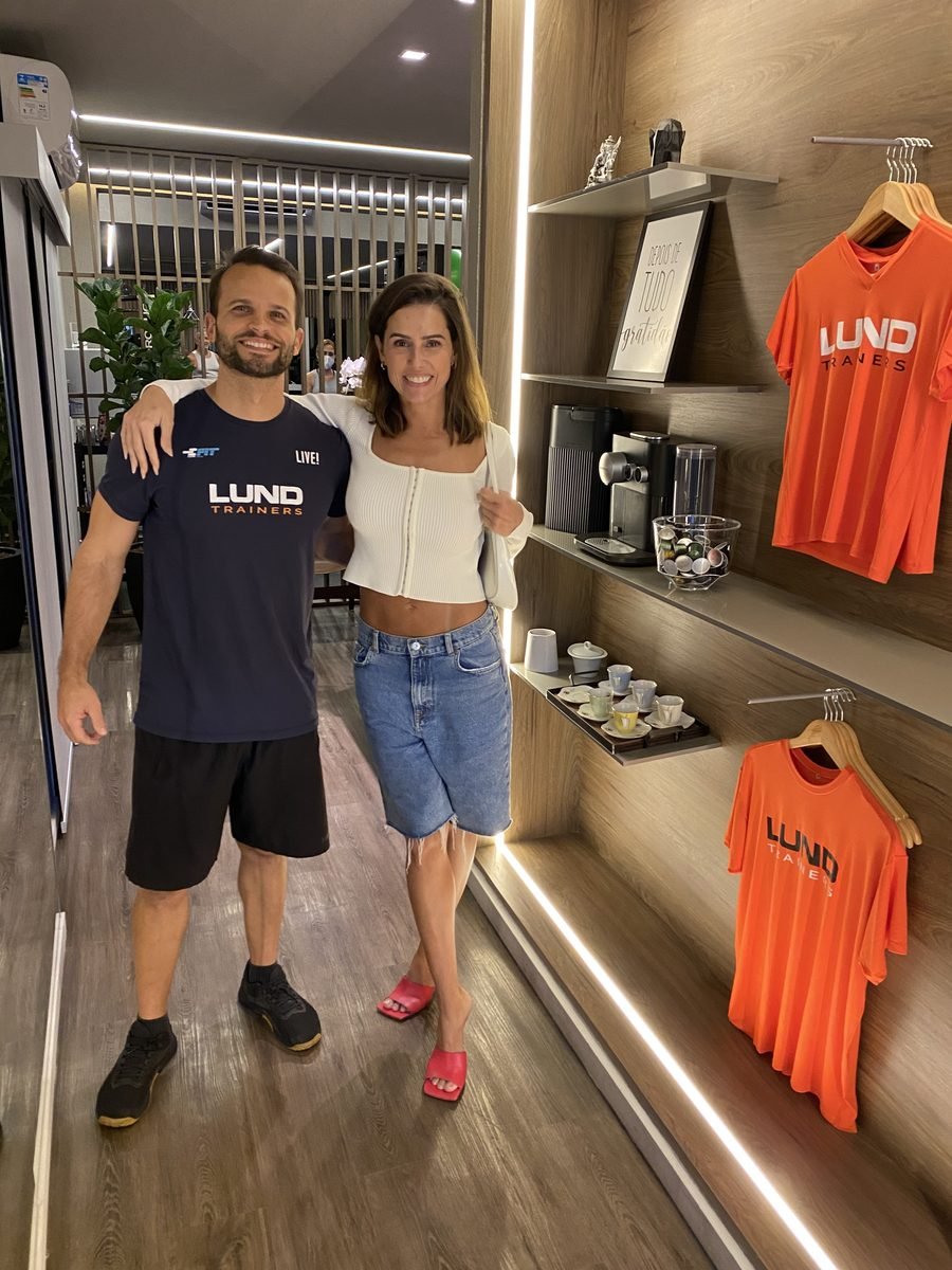 Deborah Secco no Studio Lund Trainers com Rafa Lund